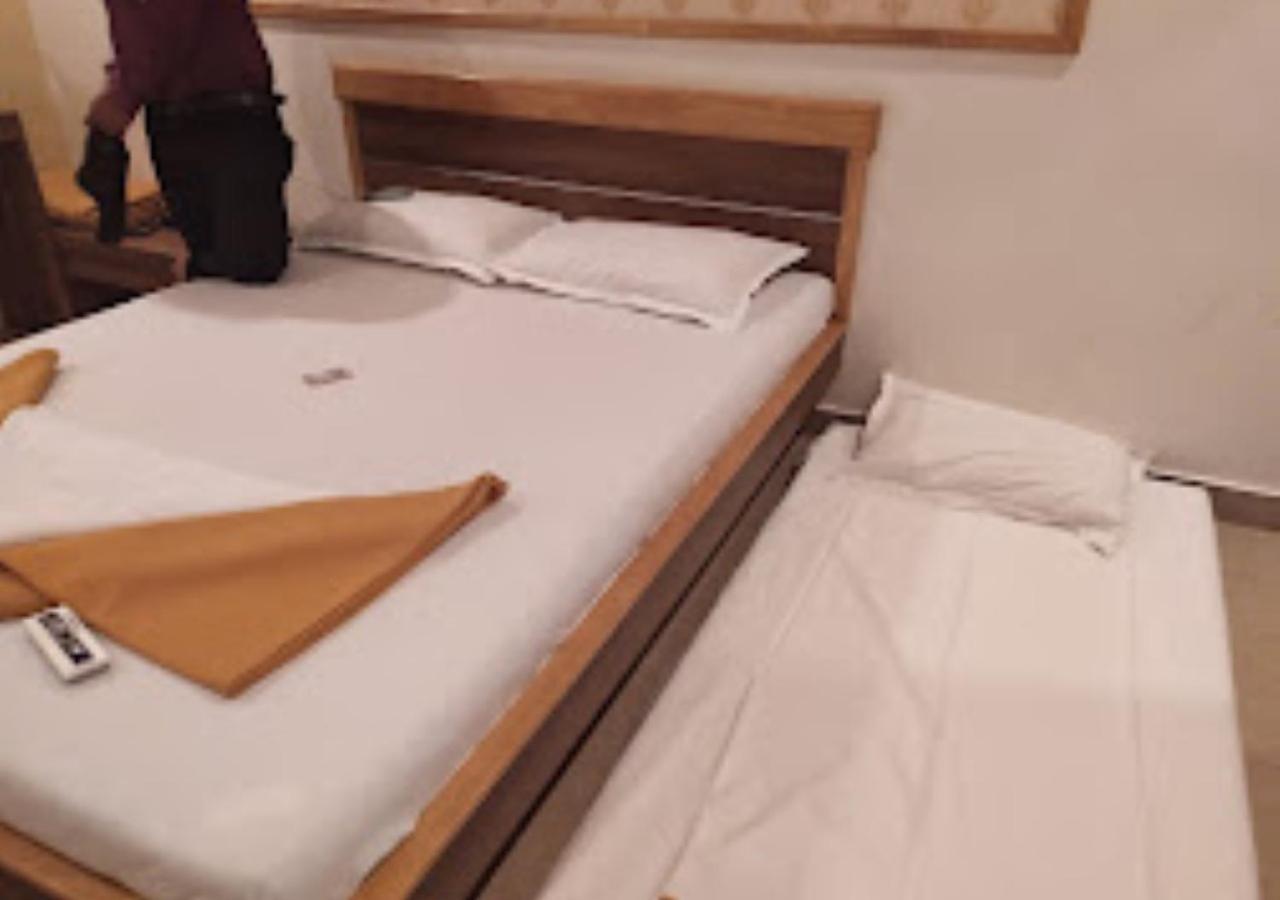 Hotel Jaltarang Kalmath Kankavali Buitenkant foto