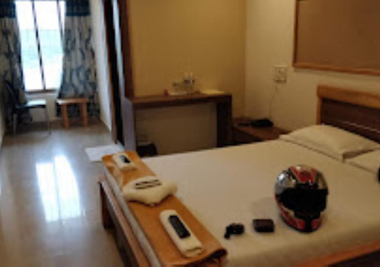 Hotel Jaltarang Kalmath Kankavali Buitenkant foto